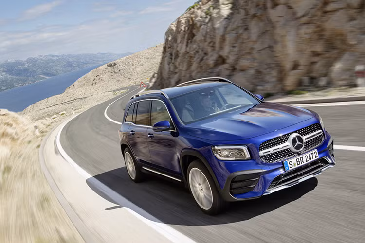  Giá xe Mercedes-Benz GLB 2020 sẽ có giá bán tạm tính tại Việt Nam từ khoảng 1,95 đến 2,05 tỷ đồng. Theo dự kiến, xe sẽ được nhập về Việt Nam trong quý 2/2020 và hiện các bác yêu thích mẫu xe này có thể liên hệ đại lý để đặt màu yêu thích.