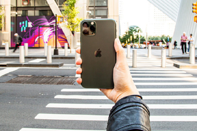 Voi iPhone 11 Pro Max, Apple lan dau tien danh bai Samsung