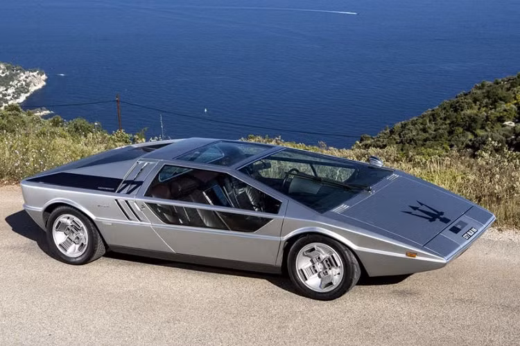 Những chiếc xe concept luôn đi kèm với những vô lăng độc đáo.