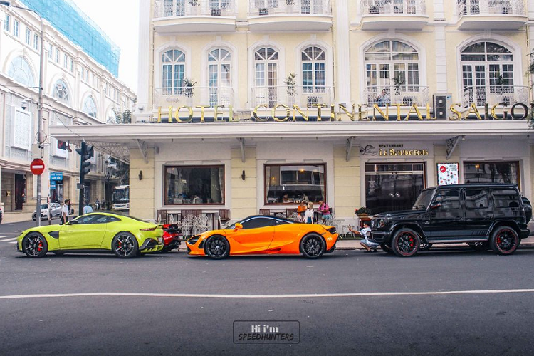 Vừa qua, tại trung tâm quận 1 TP HCM, nhóm siêu xe tại Việt Nam - Car Passion đã có buổi tụ họp ngắn để bàn về kế hoạch tổ chức hành trình Caravan Super Cars 2020. Sự có mặt cùng lúc của hàng loạt siêu xe đình đám bậc nhất tại Việt Nam như McLaren 720S, Mercedes-AMG G63 Edition-1, Aston Martin V8 Vantage, Lexus LC... đã thu hút đông đảo sự chú ý của giới mộ điệu trong nước cũng như người dân đi đường.