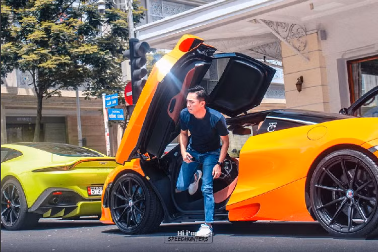 Doanh nhân Nguyễn Quốc Cường - Cường Đô La bước xuống từ siêu xe McLaren 720S màu cam mới tậu của mình