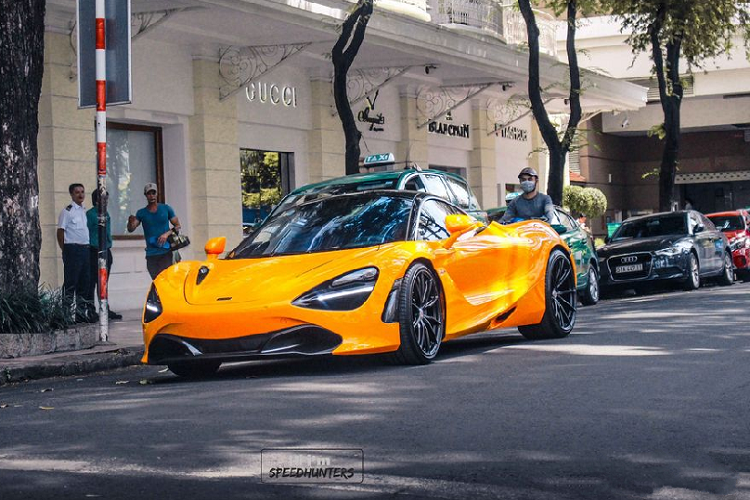 Ngoài ra còn có sự góp mặt của mẫu motor Anh Quốc Triumph với bộ cánh màu đen cuốn hút.Cận cảnh siêu xe McLaren 720S màu cam của doanh nhân Nguyễn Quốc Cường