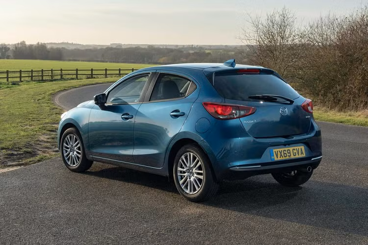 Với mức giá xe Mazda2 2020 thấp nhất – 15.795 bảng (gần 490 triệu đồng), phiên bản tiêu chuẩn Mazda2 SE-L sở hữu những trang bị tiêu chuẩn thiết yếu như đèn pha LED, điều hòa không khí, kiểm soát hành trình, cảm biến sau và bộ mâm hợp kim 15-inch.