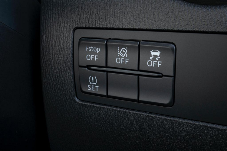 Như đã đề cập, mẫu xe cỡ nhỏ của Mazda đồng thời sở hữu những nâng cấp nhỏ giúp mang lại cảm nhận và độ phản hồi tốt hơn.