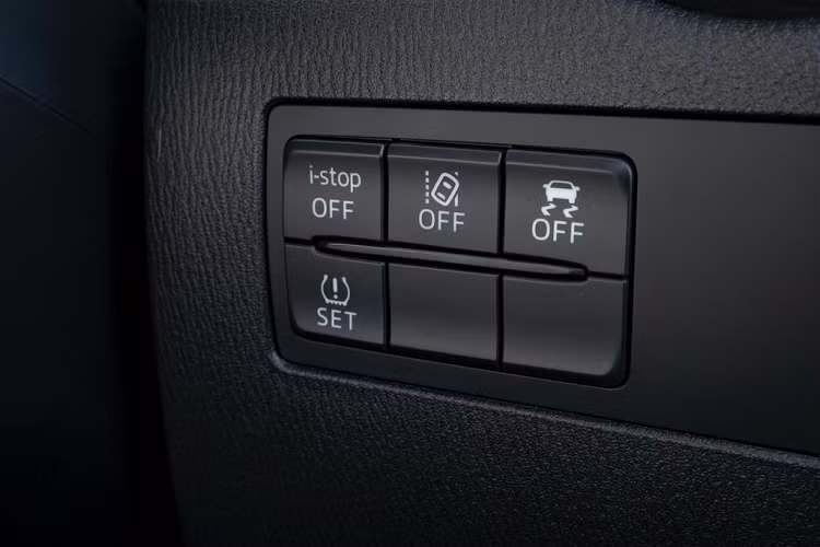 Như đã đề cập, mẫu xe cỡ nhỏ của Mazda đồng thời sở hữu những nâng cấp nhỏ giúp mang lại cảm nhận và độ phản hồi tốt hơn.