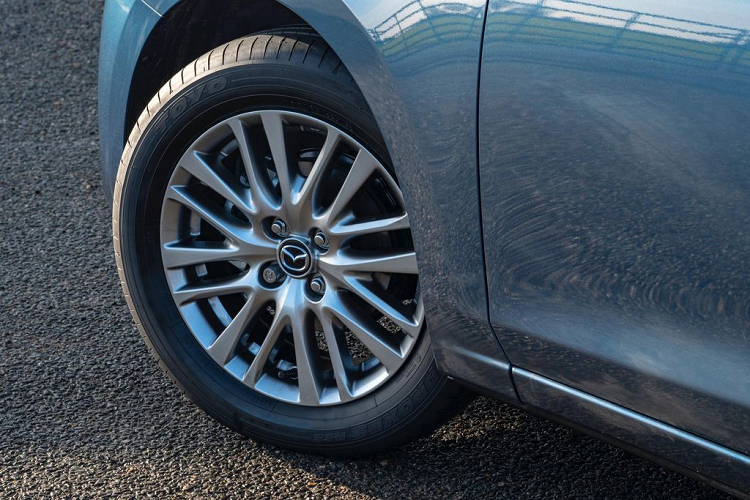 Về động cơ, Mazda2 2020 sử dụng khối máy xăng Skyactiv-G 1.5 lít hút khí tự nhiên, sản sinh công suất 74 mã lực, truyền sức mạnh tới bánh xe qua hộp số sàn 6 cấp.