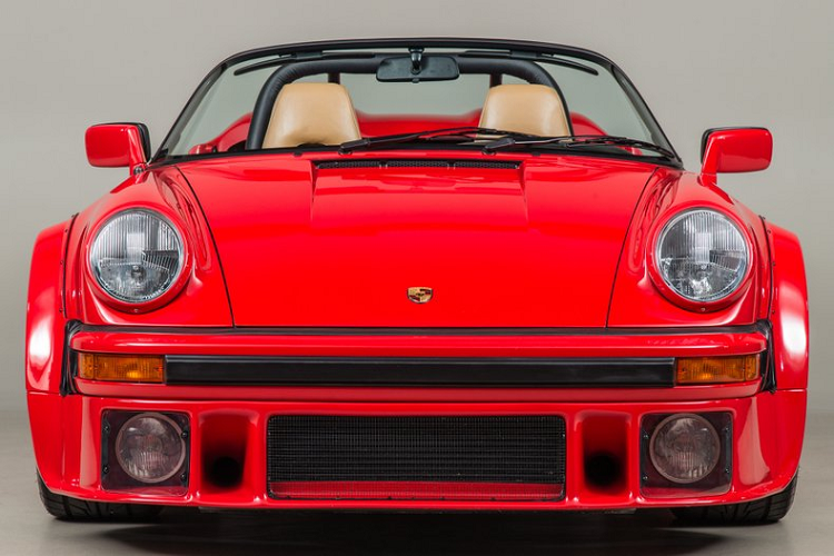 Siêu xe Porsche 962 Twin Turbo Speedster được xây dựng bởi hãng độ xe Capena Motorsport vào năm 1990. Chiếc xe được trang bị động cơ 962 đã được dựng và tinh chỉnh lại bởi Jerry Woods, hộp số 911 Turbo 5 cấp, sản sinh công suất lên tới 650 mã lực, mô men xoắn cực đại lên tới 745Nm.