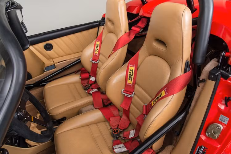 Xe sử dụng dây an toàn 4 điểm đến từ thương hiệu TRW Automotive.