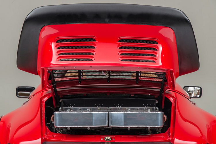 Khi các cuộc trò chuyện ngày càng sáng tạo và tầm nhìn lớn bắt đầu được chú trọng, Bruce và Gary nhận ra rằng chiếc Speedster này sẽ là một sáng tạo của thời đại và sẽ không thể sánh được trong nhiều thập kỷ.