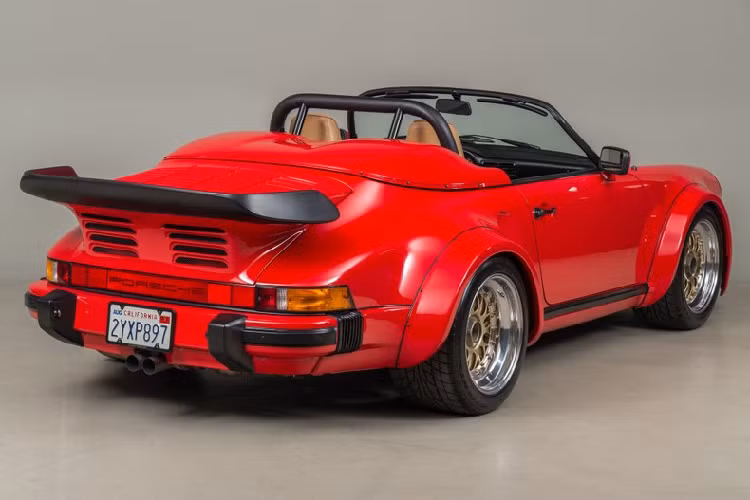 911 Speedster được tạo ra nhằm thỏa mãn nhu cầu của những nhà sưu tập khó tính. Từ tinh thần đoàn kết của đội ngũ tại Canepa Motorsports năm 1990 và những ý tưởng có tầm nhìn từ Bruce Canepa, có lẽ chiếc 911 Speedster mạnh nhất và nhanh nhất đã ra đời: Speedster tăng áp kép 962.
