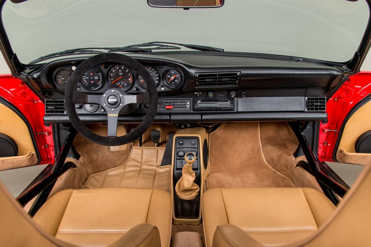 Về nội thất, chiêc xe được bọc da màu nâu be, mặt số turbo và đồng hồ tốc độ 959. Chiếc xe được trang bị vô lăng đến từ thương hiệu MOMO.