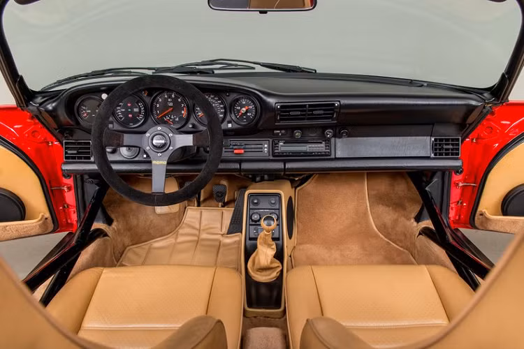 Về nội thất, chiêc xe được bọc da màu nâu be, mặt số turbo và đồng hồ tốc độ 959. Chiếc xe được trang bị vô lăng đến từ thương hiệu MOMO.