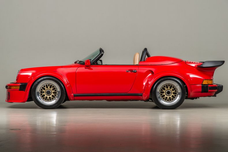 Được giới thiệu vào năm 1989 với tên gọi Porsche 911 Speedster, chiếc xe sở hữu kính chắn gió thấp. Lấy cảm hứng từ những chiếc Speedster cuối thập niên 50, phiên bản hiện đại được trang bị thân rộng.