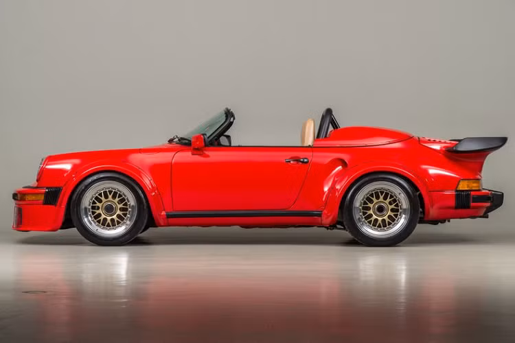 Được giới thiệu vào năm 1989 với tên gọi Porsche 911 Speedster, chiếc xe sở hữu kính chắn gió thấp. Lấy cảm hứng từ những chiếc Speedster cuối thập niên 50, phiên bản hiện đại được trang bị thân rộng.