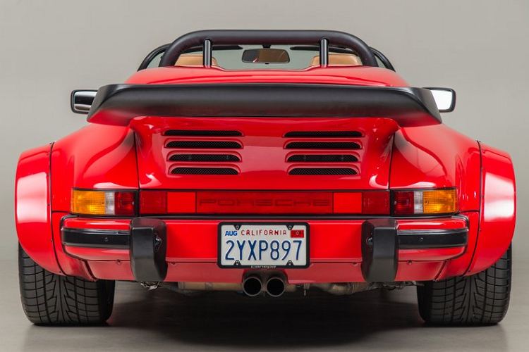 Chiếc xe được trang bị hệ thống treo của Porsche 935, cùm phanh Brembo được lấy từ mẫu Porsche 959. Chiếc Porsche 962 Twin Turbo Speedster được dựng trên nền khung của chiếc Porsche 934 huyền thoại. Chiếc xe được trang bị bộ mâm đánh bóng đến từ thương hiệu BBS.