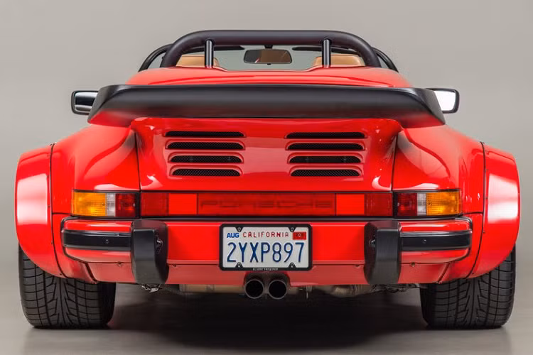 Chiếc xe được trang bị hệ thống treo của Porsche 935, cùm phanh Brembo được lấy từ mẫu Porsche 959. Chiếc Porsche 962 Twin Turbo Speedster được dựng trên nền khung của chiếc Porsche 934 huyền thoại. Chiếc xe được trang bị bộ mâm đánh bóng đến từ thương hiệu BBS.