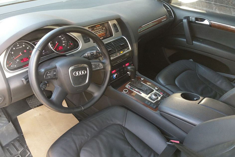 Bên trong nội thất xe được chủ nhân giữ gìn cẩn thận. Hệ thống giải trí có cụm phím điều khiển riêng, đầy đủ các kết nối với đầu ra là dàn âm thanh 8 loa Bose.