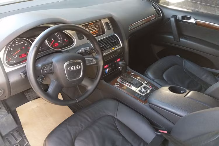 Bên trong nội thất xe được chủ nhân giữ gìn cẩn thận. Hệ thống giải trí có cụm phím điều khiển riêng, đầy đủ các kết nối với đầu ra là dàn âm thanh 8 loa Bose.