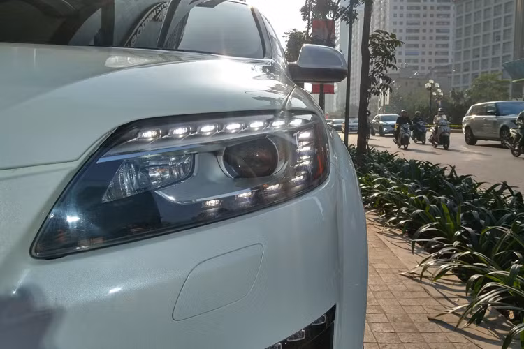 Tất cả các chi tiết đều được giữ gìn cẩn thận và dường như không ố vàng dù xe có màu trắng.