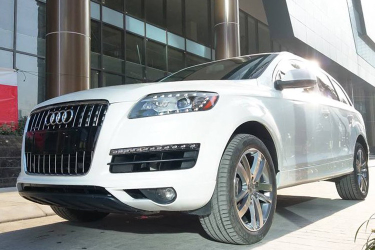 Xe sử dụng bộ mâm 20 inch và lốp Michellin 275/45. Kích thước cơ bản dài x rộng x cao của xe lần lượt là 5.085 x 1.984 x 1.737 (mm).