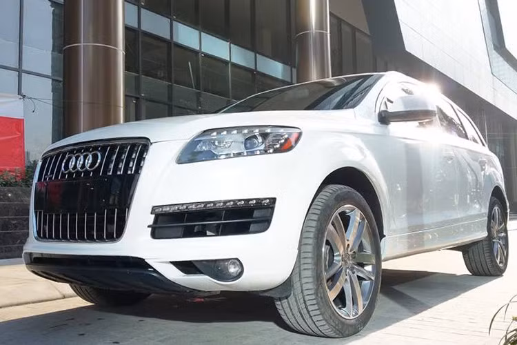 Xe sử dụng bộ mâm 20 inch và lốp Michellin 275/45. Kích thước cơ bản dài x rộng x cao của xe lần lượt là 5.085 x 1.984 x 1.737 (mm).