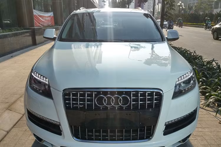 Theo giới thiệu chiếc xe Audi Q7 đời 2010 này được đăng kí lần đầu tại Việt Nam vào năm 2012, và chỉ qua tay 1 chủ sau khoảng 7 năm sử dụng. Xe sở hữu ngoại thất màu trắng sang trọng và còn khá mới.
