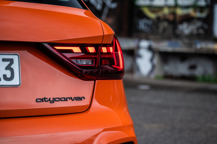 Bên cạnh đó, khách hàng có thể lựa chọn đến 9 màu sơn ngoại thất khác nhau cho xe, cùng với phần mui xe được sơn tương phản màu xám hoặc đen. Với gói trang bị Design Selection, chiếc A1 này sẽ có thêm đèn nền nội thất theo tâm trạng cùng một số trang bị khác.