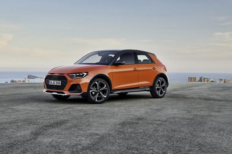 Trên biến thể crossover cỡ nhỏ này của A1, xe sẽ cao hơn 40 mm so với bản hatchback Audi A1 Sportback mới. Cản xe cũng có thiết kế mới có phần ấn tượng hơn so với bản Sportback, Phần dưới của xe cũng được ốp nhựa và được trang bị thêm một tấm che bảo vệ bằng nhôm.