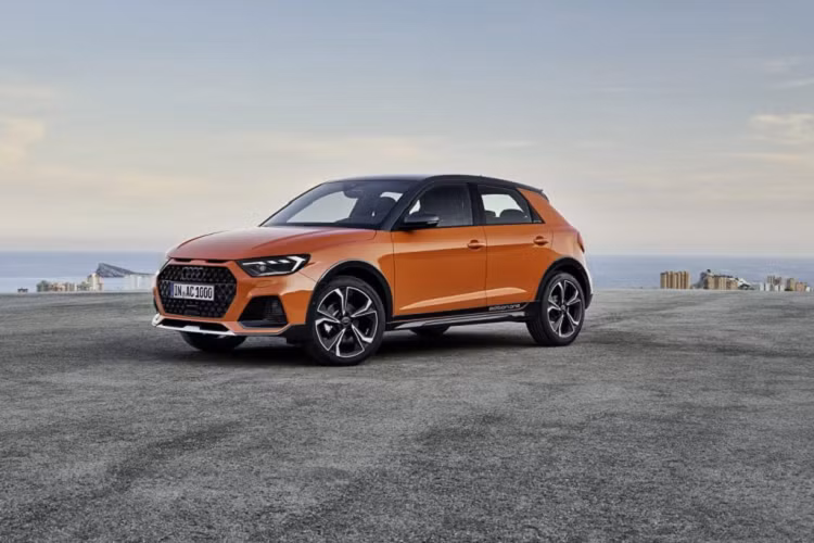 Trên biến thể crossover cỡ nhỏ này của A1, xe sẽ cao hơn 40 mm so với bản hatchback Audi A1 Sportback mới. Cản xe cũng có thiết kế mới có phần ấn tượng hơn so với bản Sportback, Phần dưới của xe cũng được ốp nhựa và được trang bị thêm một tấm che bảo vệ bằng nhôm.