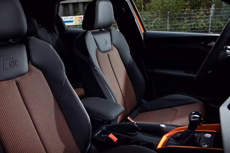 Tiêu chuẩn, xe sẽ có động cơ 3 xylanh tăng áp dung tích 1.0 lít, sản sinh công suất cực đại 114 mã lực và mô-men xoắn cực đại 200 Nm. Xe sẽ được trang bị kèm với hộp số sàn 6 cấp hoặc tự động 7 cấp, nhờ đó A1 Citycarver có thể tăng tốc lên 100 km/h trong… 9,9 giây và tốc độ tối đa đạt 198 km/h.