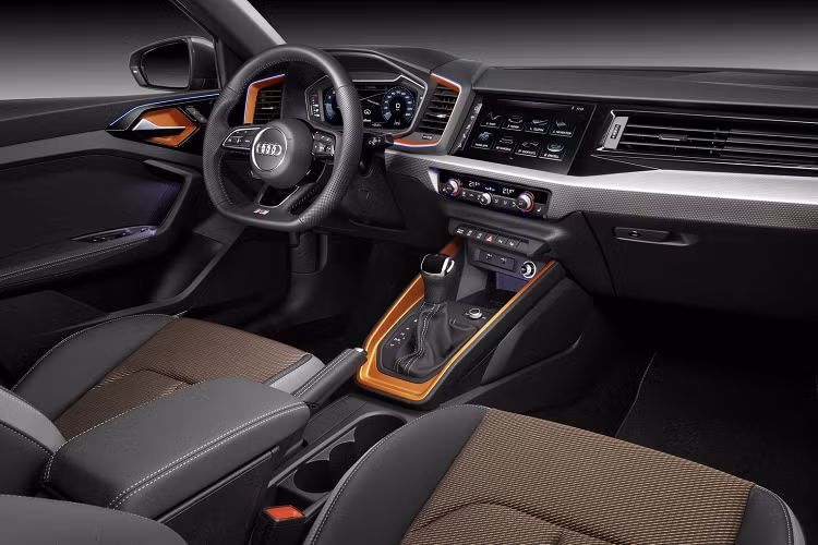 Ở phân khúc cao hơn, gói S-Line sẽ mang đến phần cánh gió trên mui xe, mâm xe lớn hơn và nội thất bọc da. Cuối cùng, phiên bản Edition One sẽ được bán ra trong thời gian cố định, xe sẽ sở hữu màu sơn cam hoặc xám, mâm xe 18 inch, đèn nội thất đổi màu và nội thất ốp và bọc da màu đen.