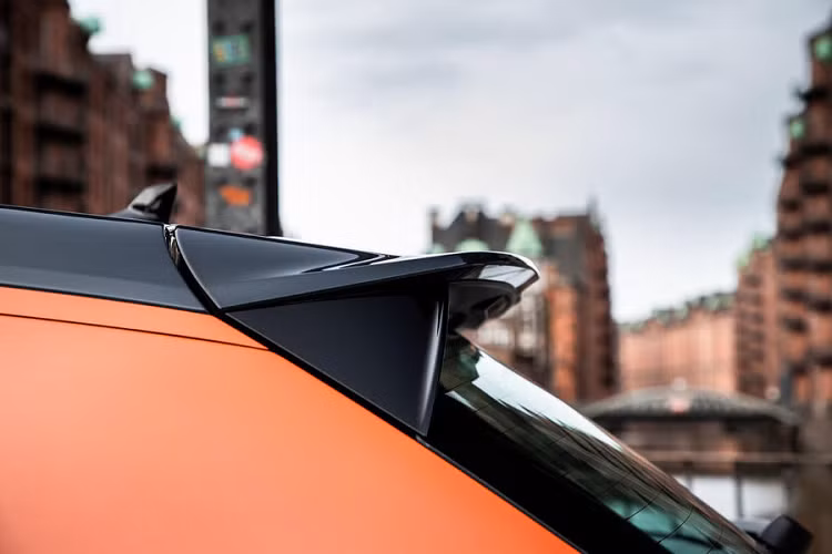 Ở phiên bản 30 TFSI, hãng xe sang Audi sẽ trang bị tiêu chuẩn cho chiếc A1 Citycarver bộ mâm nhôm 17 inch, đèn chiếu sáng LED, màn hình thông tin 10.25 inch và màn hình giải trí kích thước 8.8 inch, cùng với đó là ghế ngồi và vô-lăng thể thao.