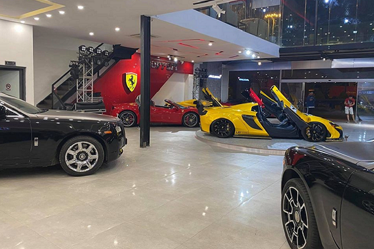 Bộ 3 siêu xe Lamborghini Huracan LP610-4 đọ dáng cùng nhau. Xếp trên cùng màu xanh là Audi R8 V10 Plus. Siêu xe tung cánh màu vàng là McLaren 650S Spider độ Liberty Walk và cuối cùng là Rolls-Royce Ghost.