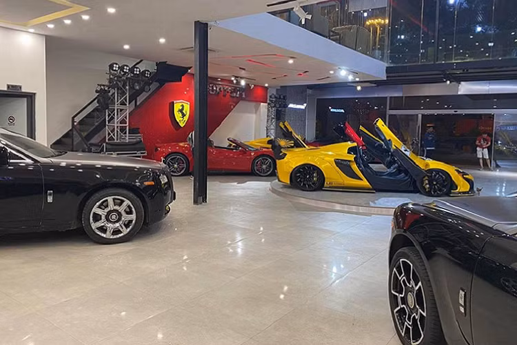 Bộ 3 siêu xe Lamborghini Huracan LP610-4 đọ dáng cùng nhau. Xếp trên cùng màu xanh là Audi R8 V10 Plus. Siêu xe tung cánh màu vàng là McLaren 650S Spider độ Liberty Walk và cuối cùng là Rolls-Royce Ghost.