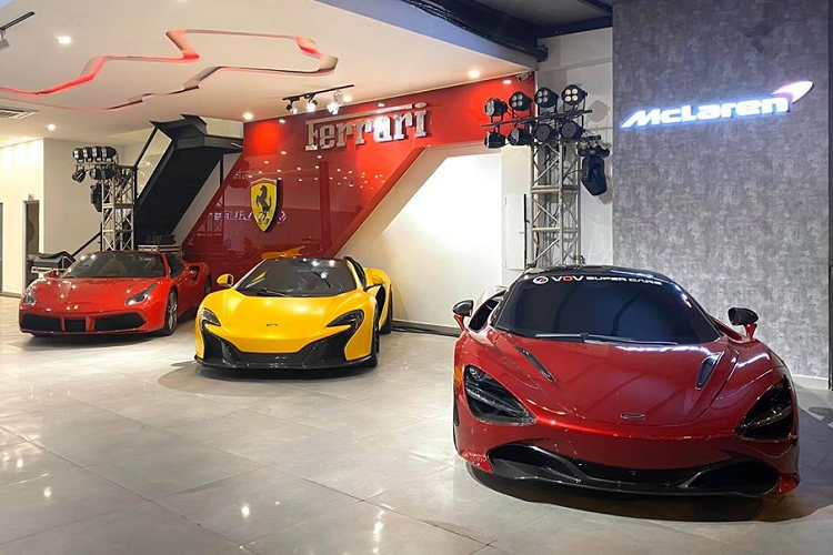 Bước vào trong showroom xe sắp khai trương ở quận 7, TP HCM chỉ thấy toàn siêu xe và xe siêu sang.