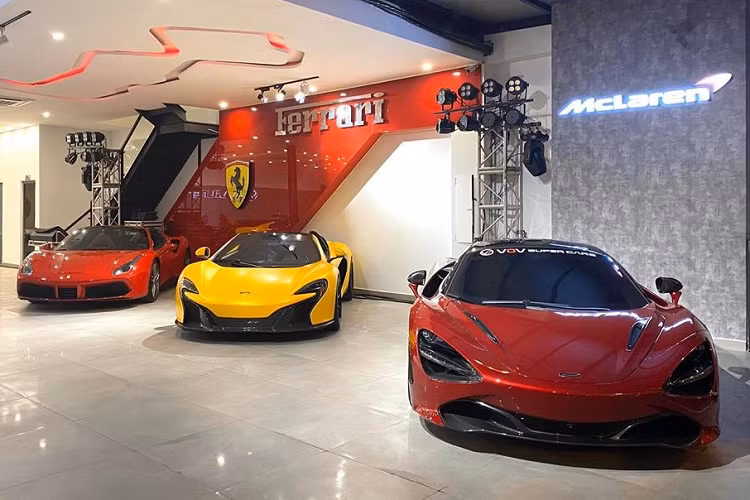Bước vào trong showroom xe sắp khai trương ở quận 7, TP HCM chỉ thấy toàn siêu xe và xe siêu sang.