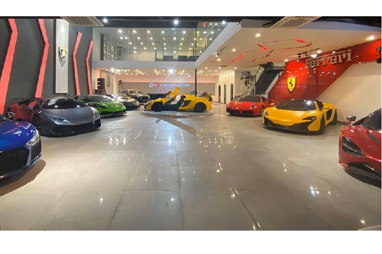 Đây là lần hiếm hoi một công ty nhập khẩu tư nhân ở Việt Nam quy tụ được khoảng 10 chiếc siêu xe đắt tiền tề tựu cùng nhau trong showroom. Dàn siêu xe này bao gồm đầy đủ các thương hiệu từ Lamborghini, Ferrari, McLaren, Audi R8 đến xe siêu sang Rolls-Royce.