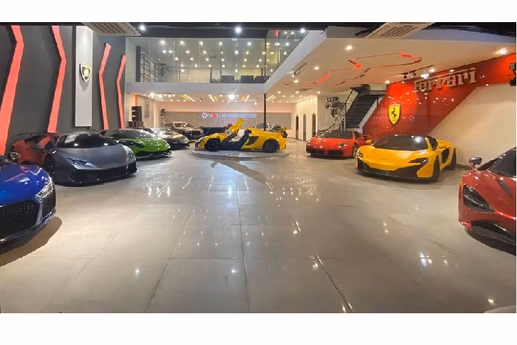 Đây là lần hiếm hoi một công ty nhập khẩu tư nhân ở Việt Nam quy tụ được khoảng 10 chiếc siêu xe đắt tiền tề tựu cùng nhau trong showroom. Dàn siêu xe này bao gồm đầy đủ các thương hiệu từ Lamborghini, Ferrari, McLaren, Audi R8 đến xe siêu sang Rolls-Royce.