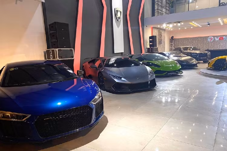 Góc ảnh này cho thấy showroom siêu xe sắp khai trương ở quận 7 còn có Ferrari 488 Spider màu đỏ, McLaren 650S Spider và McLaren 720S