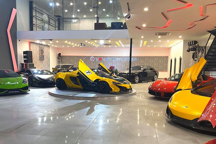 Mới đây, trên mạng xã hội lan truyền hình ảnh một dàn siêu xe cùng nhau tập trung tại một garage nằm trên đại lộ Nguyễn Văn Linh, quận 7, TTP HCM đã khiến không ít dân mê xe choáng ngợp. Thông tin ban đầu cho hay, lý do dàn siêu xe này tập trung lại với nhau để chuẩn bị cho một sự kiện khai trương showroom kinh doanh siêu xe.