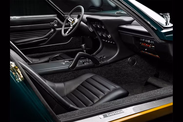 Bên ngoài, ngoại thất được sửa đổi với cánh gió phía trước cỡ lớn, cản sau được làm uốn cong bên dưới gầm xe cùng đèn pha được che bởi kính Plexiglas. Xe được sơn màu sơn xanh đậm (Bristish Racing Green) thay thế cho màu xanh dương, nội thất bên trong vẫn được bọc da màu đen.