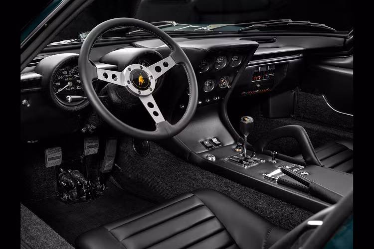 Chiếc xe khi đó cũng được làm lại với động cơ V12 sở hữu piston cùng xupap lớn hơn cùng hệ thống ống xả của giống trên Miura SV/J.