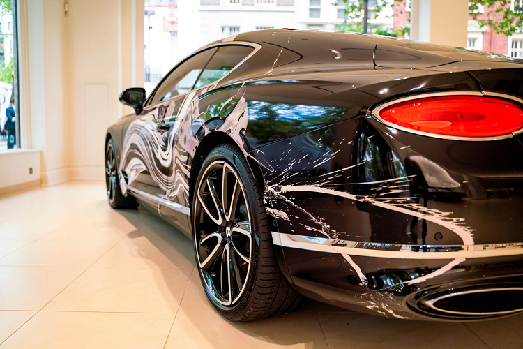 Fridriks cho biết:” Tôi rất hào hứng khi hợp tác với Jack Barclay Bentley để tạo ra tác phẩm nghệ thuật động độc đáo này. Đây chính là sự kết hợp hoàn hảo giữa nền tảng nghệ thuật của tôi – nắm bắt tốc độ và năng lượng, các đường nét thiết kế, tay nghề thủ công, sự chính xác và hơn hết là hướng tới sự hoàn hảo.