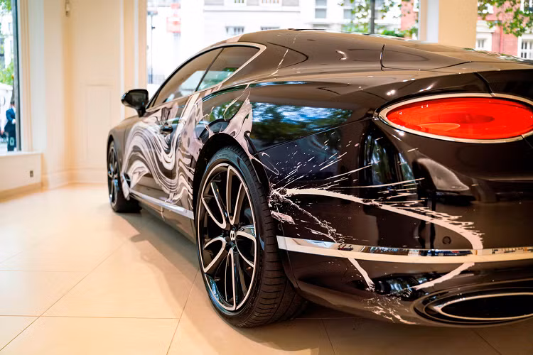 Fridriks cho biết:” Tôi rất hào hứng khi hợp tác với Jack Barclay Bentley để tạo ra tác phẩm nghệ thuật động độc đáo này. Đây chính là sự kết hợp hoàn hảo giữa nền tảng nghệ thuật của tôi – nắm bắt tốc độ và năng lượng, các đường nét thiết kế, tay nghề thủ công, sự chính xác và hơn hết là hướng tới sự hoàn hảo.