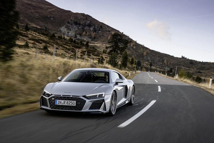  Giá bán Audi R8 mới khởi điểm từ 159.875 USD (khoảng 3,8 tỷ đồng) cho bản Coupe và 174.310 USD (tương đương khoảng hơn 4,1 tỳ đồng) cho bản Spyder tại thị trường Đức.