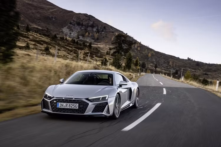  Giá bán Audi R8 mới khởi điểm từ 159.875 USD (khoảng 3,8 tỷ đồng) cho bản Coupe và 174.310 USD (tương đương khoảng hơn 4,1 tỳ đồng) cho bản Spyder tại thị trường Đức.