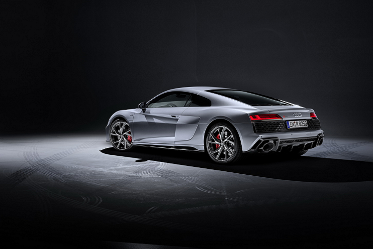 Trên phiên bản cầu sau này, Audi R8 V10 2019 mới sẽ sở hữu thêm màu sơn tuỳ chọn được Audi gọi là Kemora Grey. Thông thường, Audi sẽ bán ra R8 V10 RWD với những chi tiết như cản trước, ốp hông và khuếch tán được sơn đen bóng.