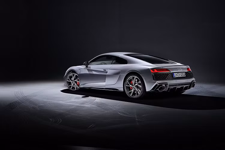 Trên phiên bản cầu sau này, Audi R8 V10 2019 mới sẽ sở hữu thêm màu sơn tuỳ chọn được Audi gọi là Kemora Grey. Thông thường, Audi sẽ bán ra R8 V10 RWD với những chi tiết như cản trước, ốp hông và khuếch tán được sơn đen bóng.