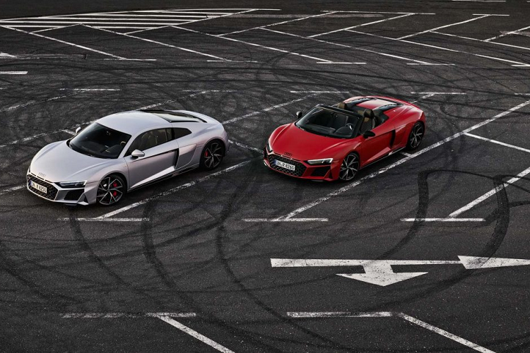 Khoang lái bên trong có thiết kế và cách bố trí giống với phiên bản facelift từng được ra mắt vào năm ngoái. Ghế thể thao nay đã được bọc da lộn Alcantara tiêu chuẩn. Audi đã thêm vào một logo “RWD” trên bảng táp-lô bên phụ nhằm phân biệt mẫu xe này với biến thể hai cầu mạnh mẽ hơn.