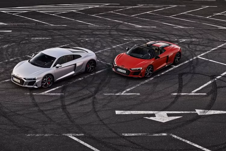 Khoang lái bên trong có thiết kế và cách bố trí giống với phiên bản facelift từng được ra mắt vào năm ngoái. Ghế thể thao nay đã được bọc da lộn Alcantara tiêu chuẩn. Audi đã thêm vào một logo “RWD” trên bảng táp-lô bên phụ nhằm phân biệt mẫu xe này với biến thể hai cầu mạnh mẽ hơn.